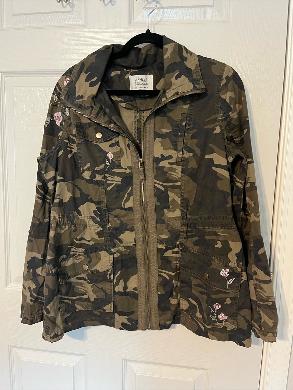 #162 Ashley By 26 International Women's Camo Jacket Pink Floral Embroidery Large